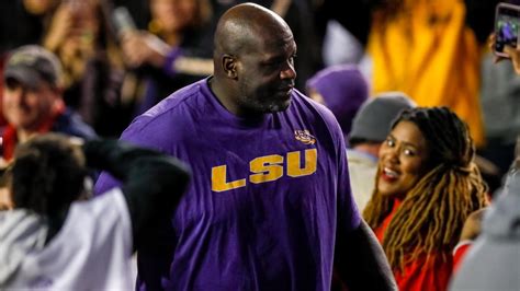 LOOK: Shaquille O'Neal returns to Baton Rouge for LSU vs. Arkansas, lifts cheerleader over his ...