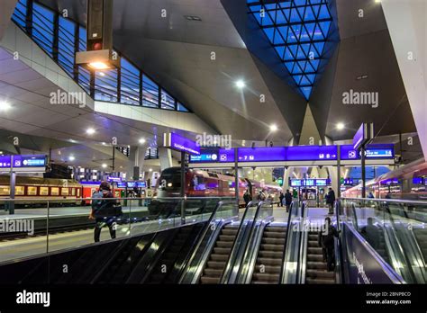 Vienna, central station, passengers, platform, train of the ÖBB ...