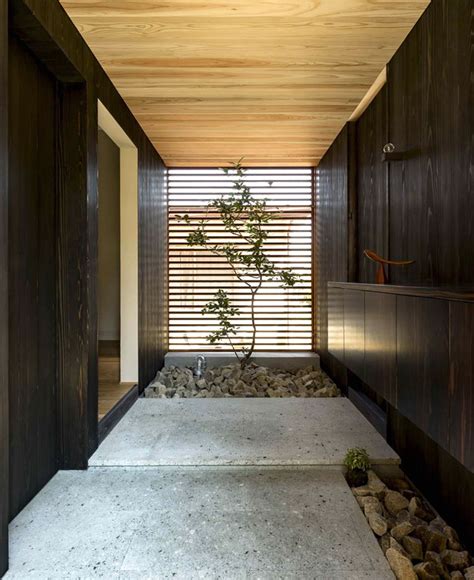 Japan Micro House with Small Zen Garden - InteriorZine