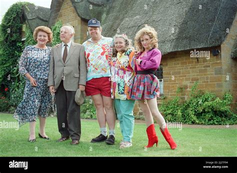 Geoffrey hughes keeping up appearances hi-res stock photography and ...