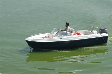 File:Motorboat at Kankaria lake.JPG