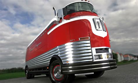 Historic GM Futurliner Bus Leads Parade of Collector Cars at Auburn ...