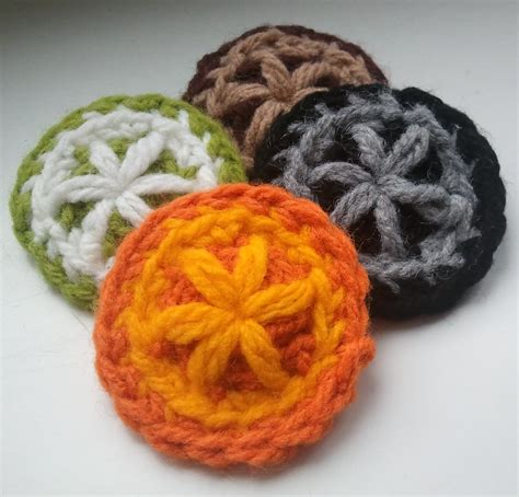 Flowery Button Badge Appliques | Free pattern: timicshome.we… | Flickr