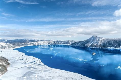 A superb view of sapphire blue! The season when the waters of Lake Mashu sparkle with mystery