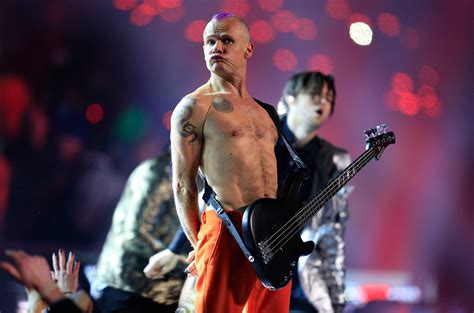 Red Hot Chili Peppers Didn’t Even Plug In Their Guitars For The Super Bowl - Stereogum