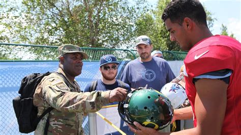 Marcus Mariota Signs Autographs After Practice