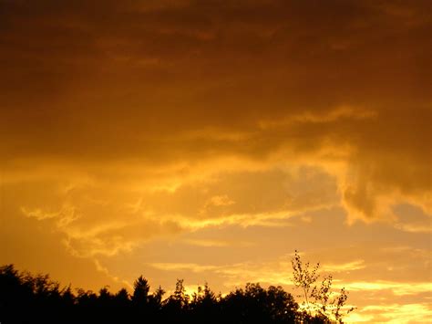 File:Yellow clouds before thunderstorm 3.JPG - Wikimedia Commons