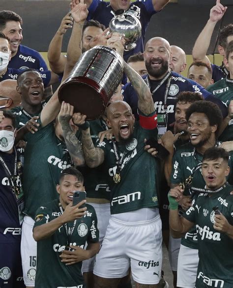 Last-gasp Palmeiras sinks Santos to clinch Copa Libertadores | Daily Sabah