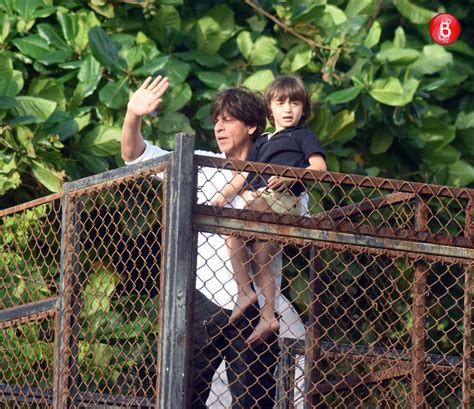 SRK and AbRam wish everyone Eid Mubarak with a customary wave | Bollywood Bubble