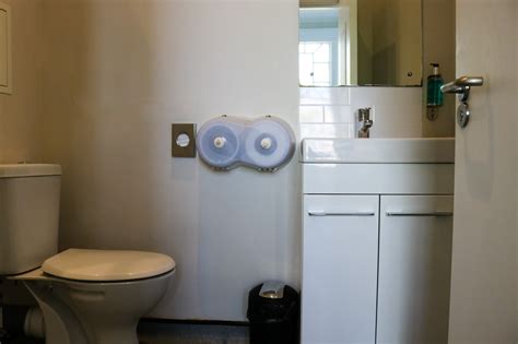 YHA Swanage en suite bathroom – Swanage.co.uk