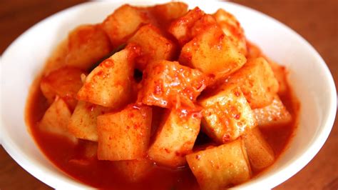 Cubed radish kimchi (kkakdugi: 깍두기) - YouTube