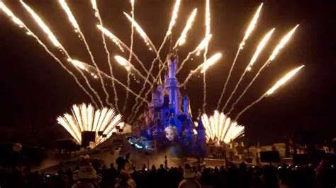 Disneyland Paris fireworks Dreams! of Christmas 2015 - YouTube