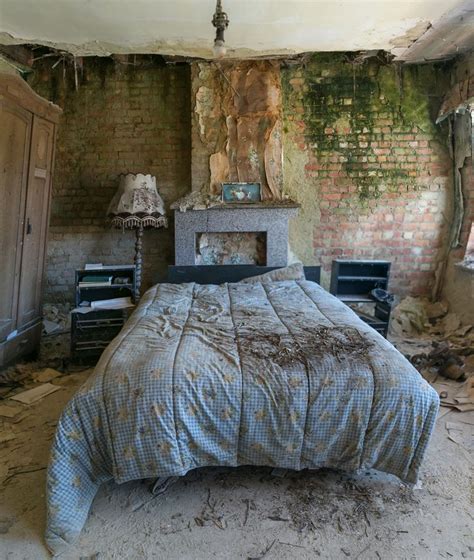 Abandoned bedroom [OS] [750 x 887] • /r/AbandonedPorn | Master bedrooms ...