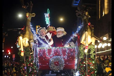 Thousands celebrate the holiday season with Santa parade - Victoria Times Colonist