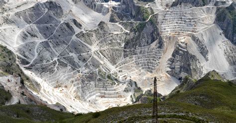 The Carrara marble: tour in the quarries