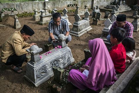 Javanese Muslims hold a Nyadran ritual to welcome Ramadan