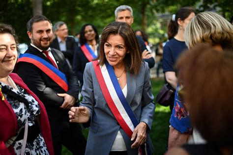 Anne Hidalgo heckled in return to Paris City Council