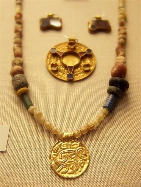 Anglo-Saxon necklace | Medieval jewelry, Historical jewellery, Ancient jewels