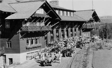 Glacier Park Lodge: Historic Accommodation in East Glacier Park