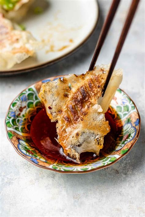 Crispy Gyoza with Wings (Hanetsuki Gyoza) 羽根つき餃子 - Okonomi Kitchen