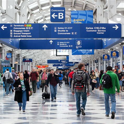 Passengers walking through Chicago O'Hare International Airport ...