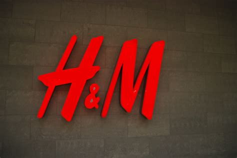 H&M Logo Sign, Fair Oaks Mall Fairfax VA | Joe Wolf | Flickr