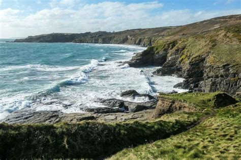 Kenneggy-Cove-Cornwall-at-high-tide | The Travelbunny