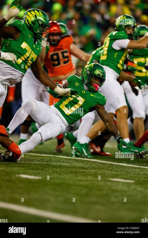 Oregon Ducks running back Bucky Irving (0) runs with the ball during a ...