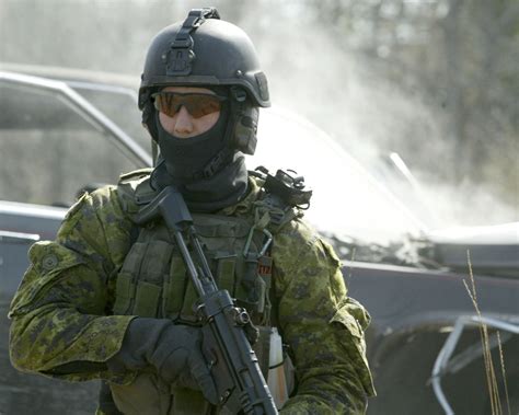 An Assaulter from JTF-2 during an exercise in Canada, early 2000s [1601 x 1283] : r/MilitaryPorn