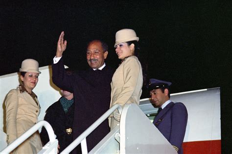 File:Anwar el-Sadat waving goodbye.jpg - Wikimedia Commons