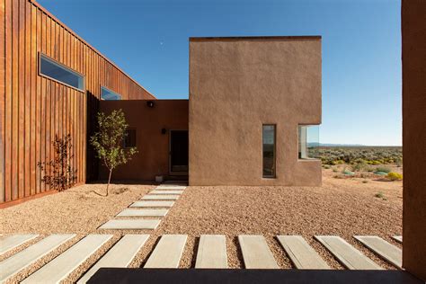 New Mexico home takes cues from adobe architecture and desert terrain | New mexico homes, Desert ...