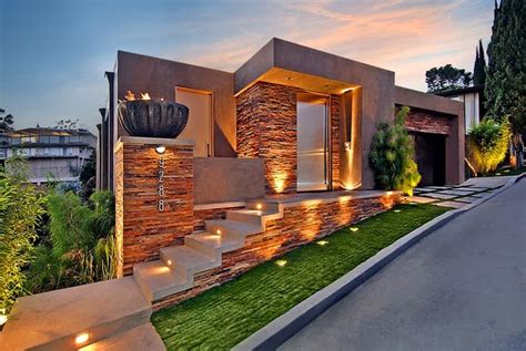 Diseño de una moderna casa de piedra con hormigón en la colina - Construye Hogar