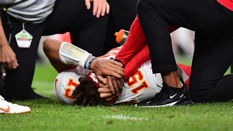 Patrick Mahomes MRI results show dislocated knee cap, will return in ...