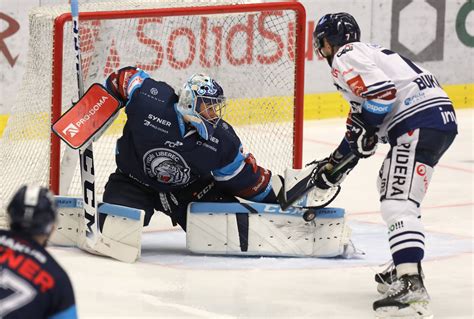 Puck in der Maske: Tschechischer Goalie bei Test gegen Ambri mit Glück