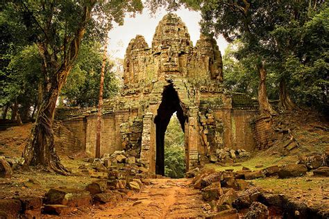 35 Amazing Photos from the Ruins of Angkor Wat Vishnu Temple in Cambodia