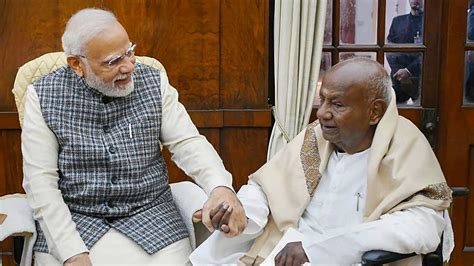 Deve Gowda meets PM Modi, submits memorandum concerning development of ...