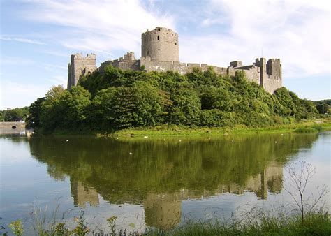 File:Pembroke Castle 1.jpg - Wikipedia