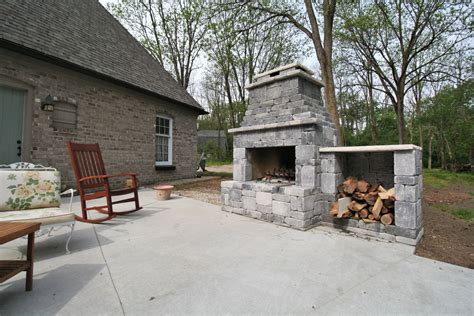 CONCRETE BLOCK OUTDOOR FIREPLACE