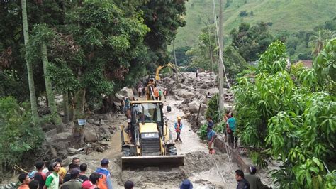 Indonesia: Deadly landslide and flash floods hit Sumatra island | World News | Sky News