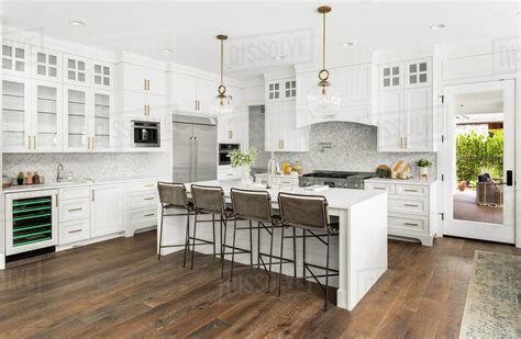 Beautiful Luxury White Kitchen - CueThat