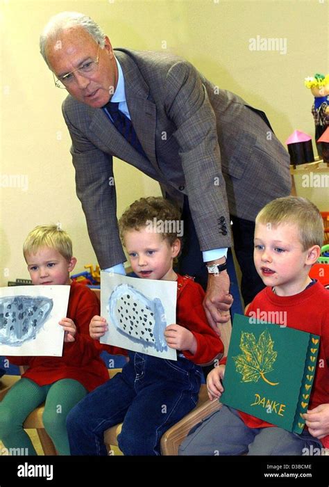 (dpa) - Football legend Franz Beckenbauer takes a look at children and their drawings, Dresden ...