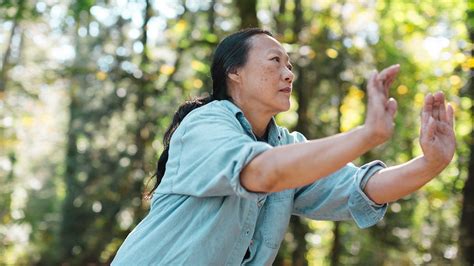 Qigong Meditation: For Beginners, Techniques, Benefits, and More