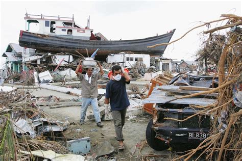 In pictures: Boxing Day tsunami 10 years on - ABC News