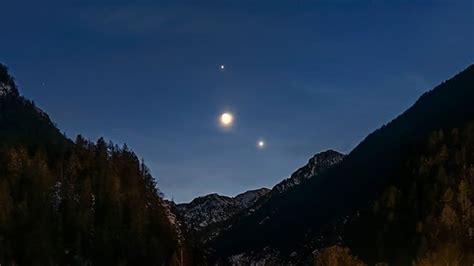 Moon, Jupiter and Venus Come Together in Night Sky as Twitter Users ...