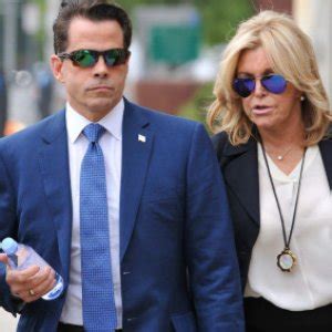 Anthony Scaramucci and Estranged Wife Arrive at Divorce Hearing - ZergNet