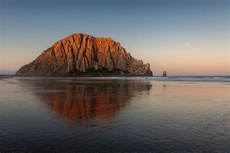 Morro Rock - Sunrise & Moonset Foto & Bild | beach, usa, sommer Bilder ...