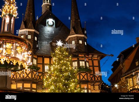 Town hall Wernigerode Christmas market and benefactor fountain lights ...