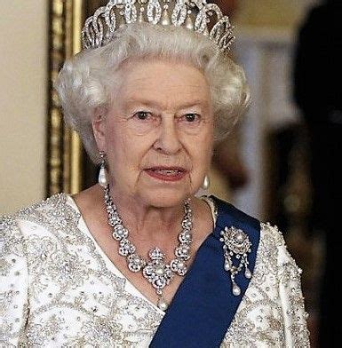 Teck Corsage Brooch ♕ Queen Elizabeth II Royal Tiaras, Tiaras And Crowns, Princess Elizabeth ...