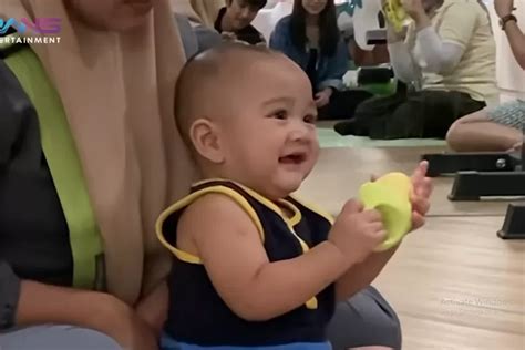 Gemas! Rayyanza Anak Raffi Ahmad jadi bayi tersibuk 2022, Suster: Yang sabar ya.. - Hops ID