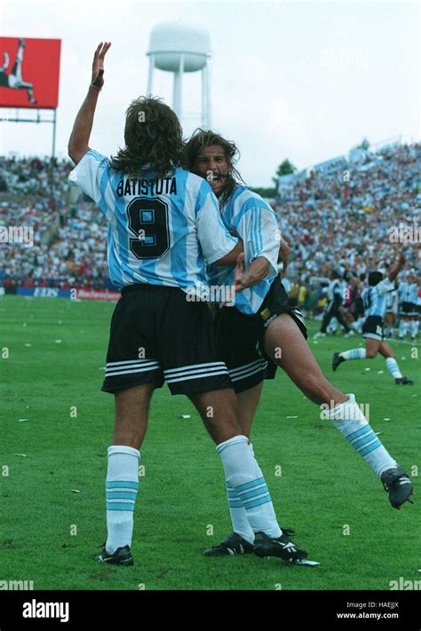 BATISTUTA & CLAUDIO CANIGGIA ARGENTINA CELEBRATIONS 25 June 1994 Stock Photo - Alamy